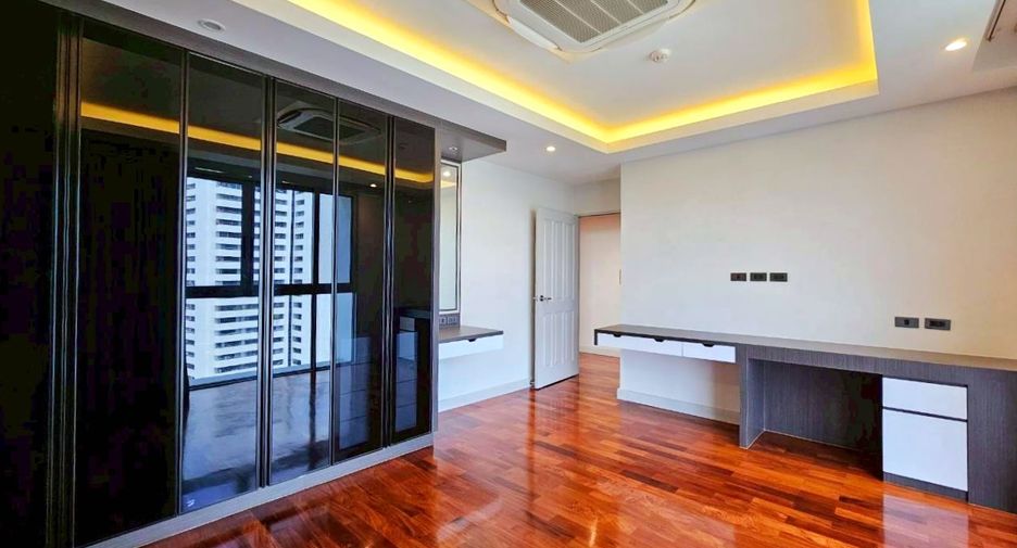 For rent 4 bedrooms condo in Watthana, Bangkok