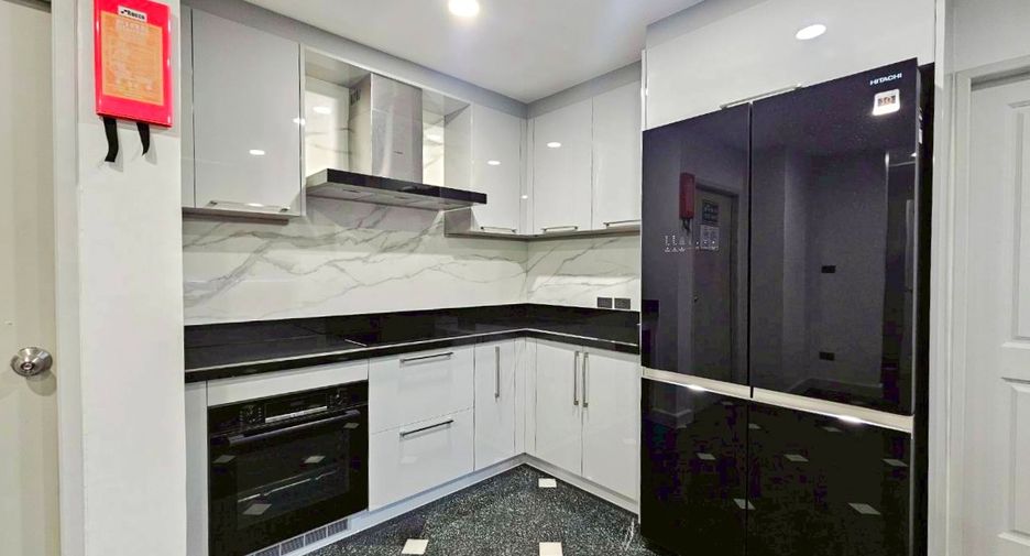 For rent 4 bedrooms condo in Watthana, Bangkok