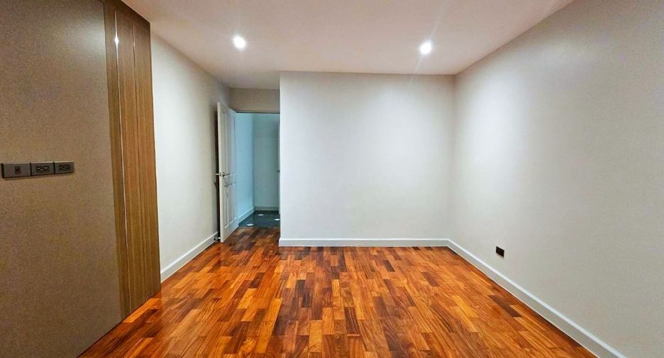 For rent 4 bedrooms condo in Watthana, Bangkok