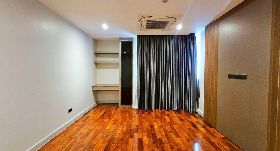For rent 4 bedrooms condo in Watthana, Bangkok