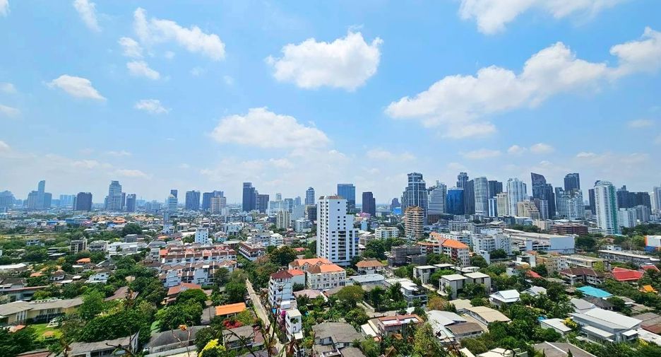 For rent 4 bedrooms condo in Watthana, Bangkok