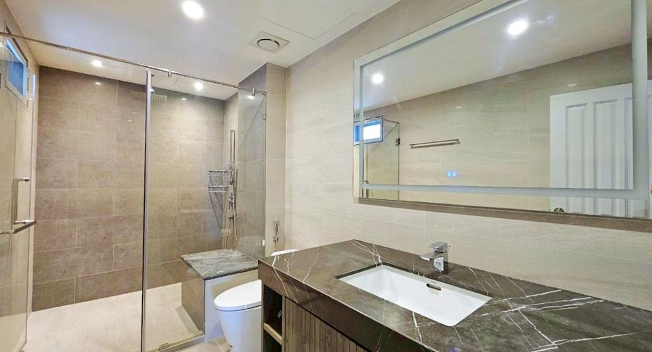 For rent 4 bedrooms condo in Watthana, Bangkok