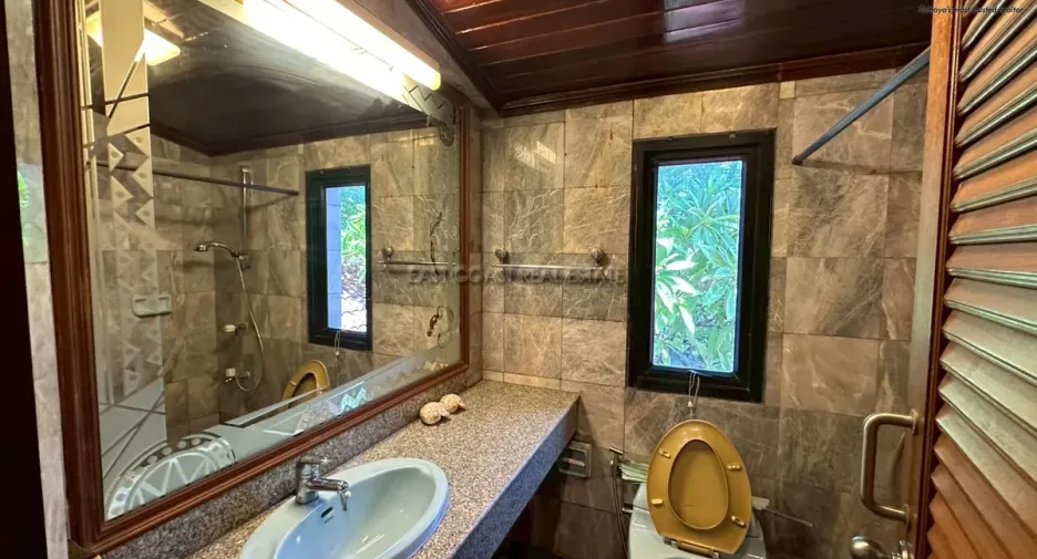 For sale 5 bedrooms house in Na Jomtien, Pattaya