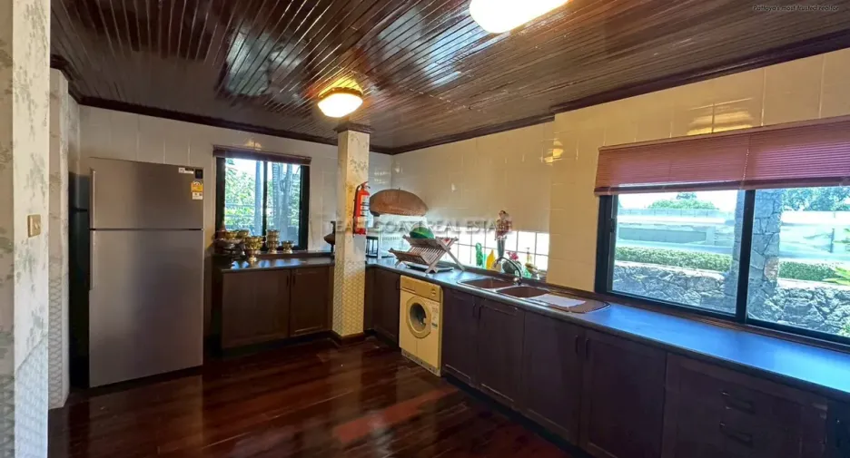 For sale 5 bedrooms house in Na Jomtien, Pattaya