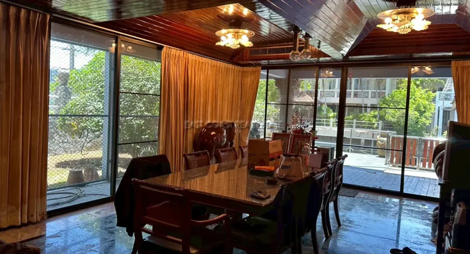 For sale 5 bedrooms house in Na Jomtien, Pattaya