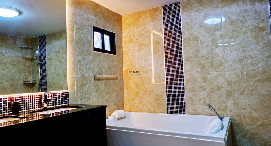 Casa en alquiler y en venta de 4 habitaciones en Bang Lamung, Chonburi