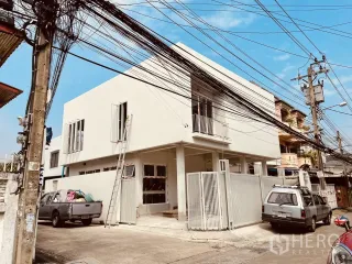For rent and for sale 3 bedrooms house in Huai Khwang, Bangkok