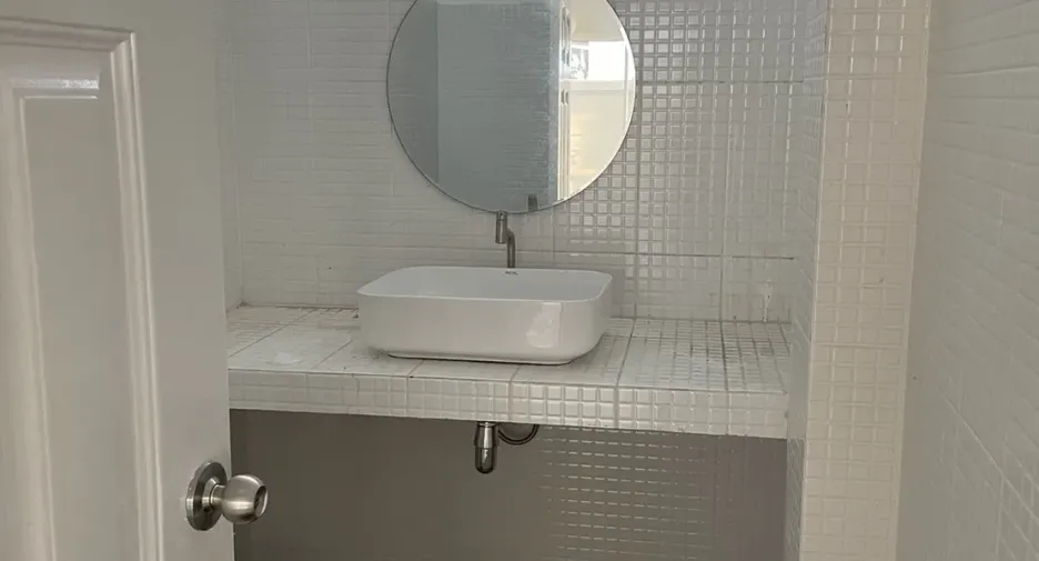 Haus zur Miete und zum Kauf mit 3 Zimmer in Huai Khwang, Bangkok