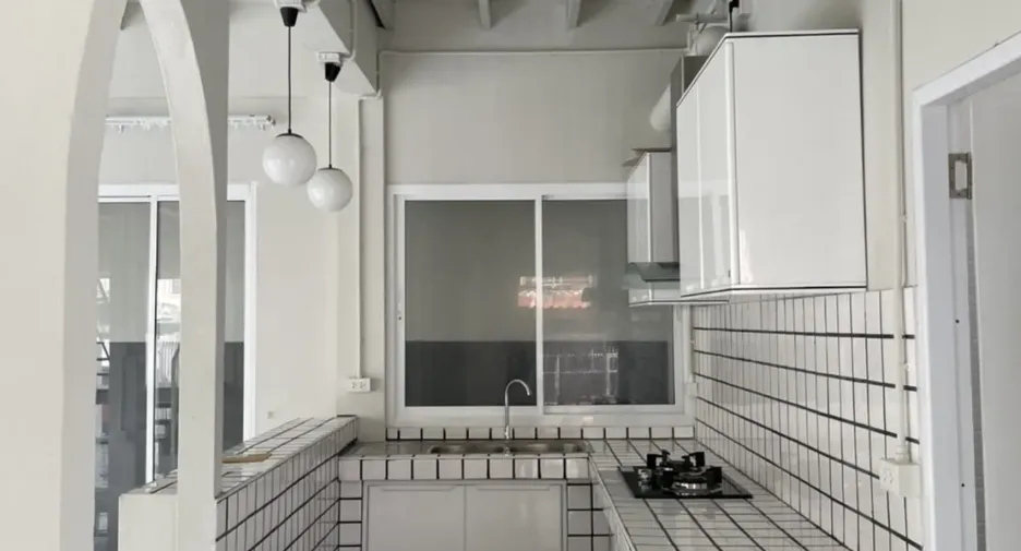 Haus zur Miete und zum Kauf mit 3 Zimmer in Huai Khwang, Bangkok