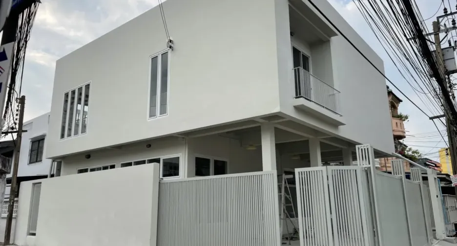 Haus zur Miete und zum Kauf mit 3 Zimmer in Huai Khwang, Bangkok