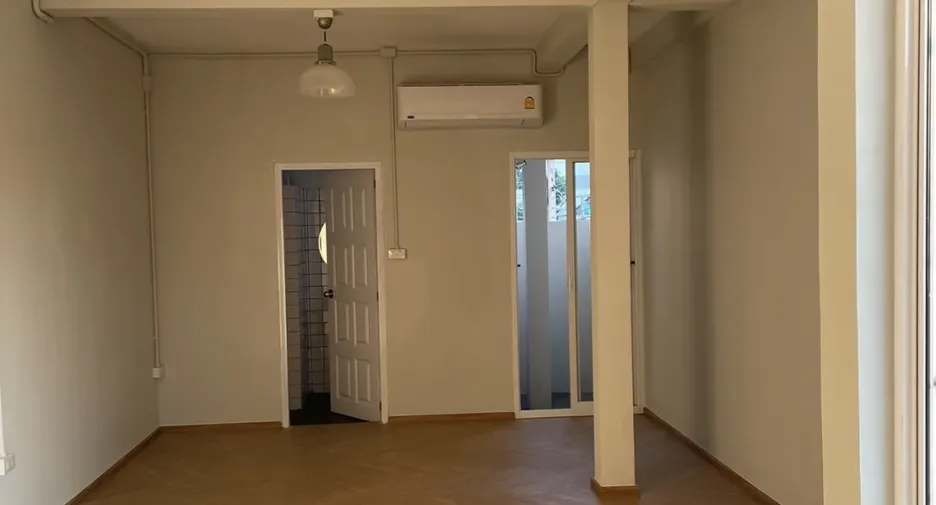 Haus zur Miete und zum Kauf mit 3 Zimmer in Huai Khwang, Bangkok