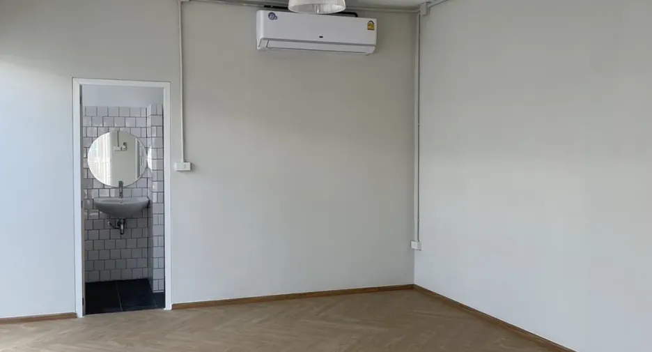 Haus zur Miete und zum Kauf mit 3 Zimmer in Huai Khwang, Bangkok