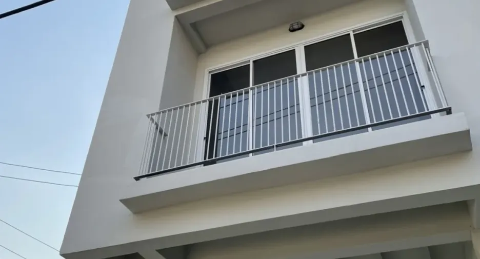 Haus zur Miete und zum Kauf mit 3 Zimmer in Huai Khwang, Bangkok
