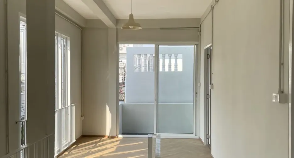 Haus zur Miete und zum Kauf mit 3 Zimmer in Huai Khwang, Bangkok