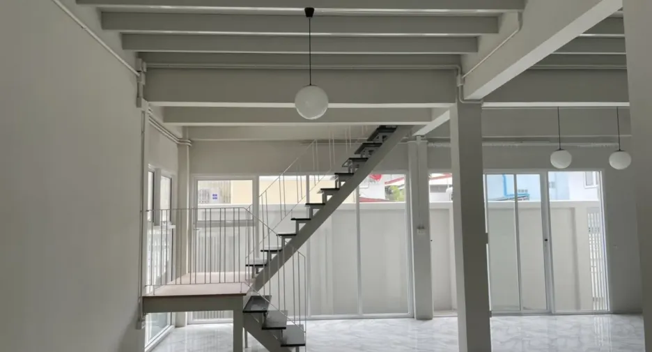 Haus zur Miete und zum Kauf mit 3 Zimmer in Huai Khwang, Bangkok