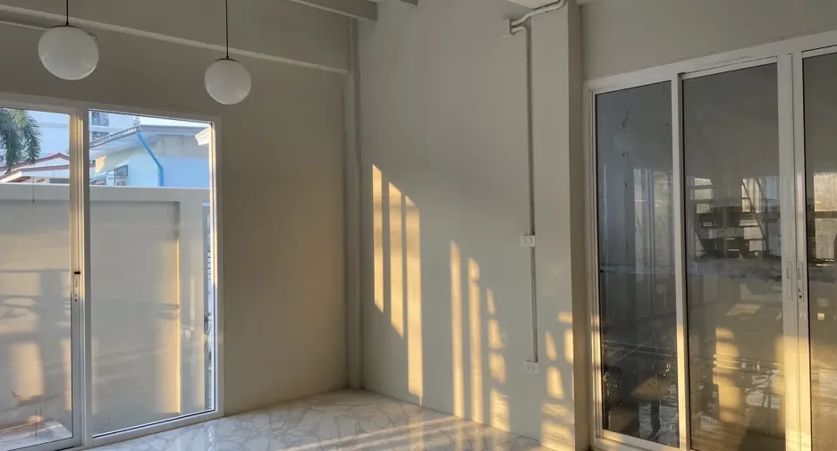 Haus zur Miete und zum Kauf mit 3 Zimmer in Huai Khwang, Bangkok