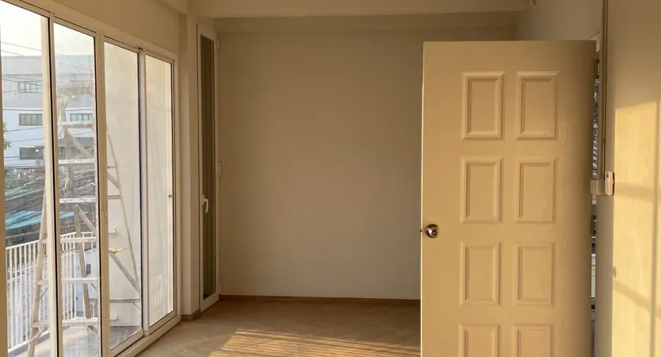 Haus zur Miete und zum Kauf mit 3 Zimmer in Huai Khwang, Bangkok