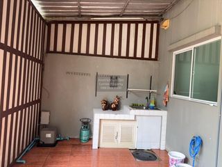 À louer 3 chambres maison de ville à Suan Luang, Bangkok