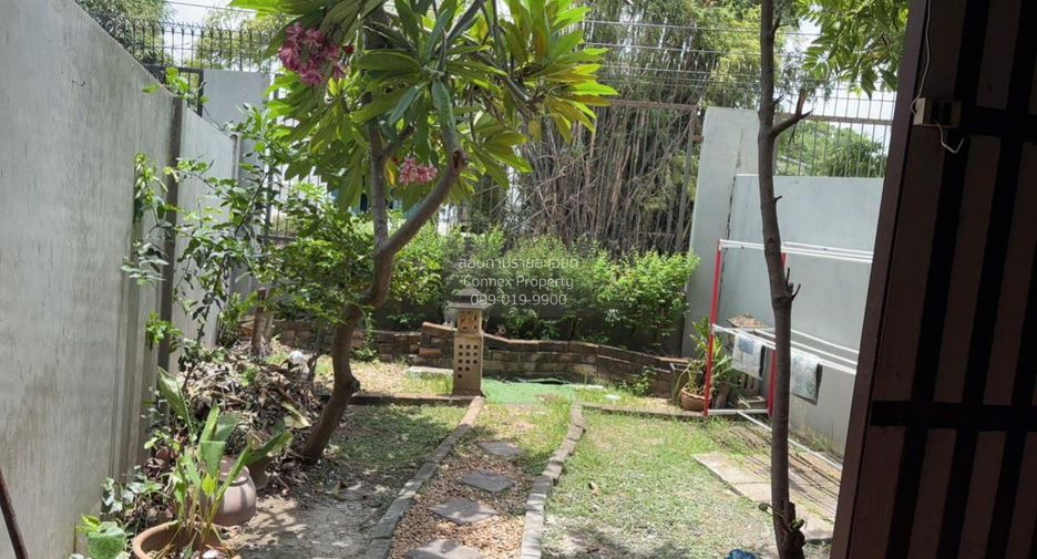 For rent 3 bedrooms townhouse in Suan Luang, Bangkok