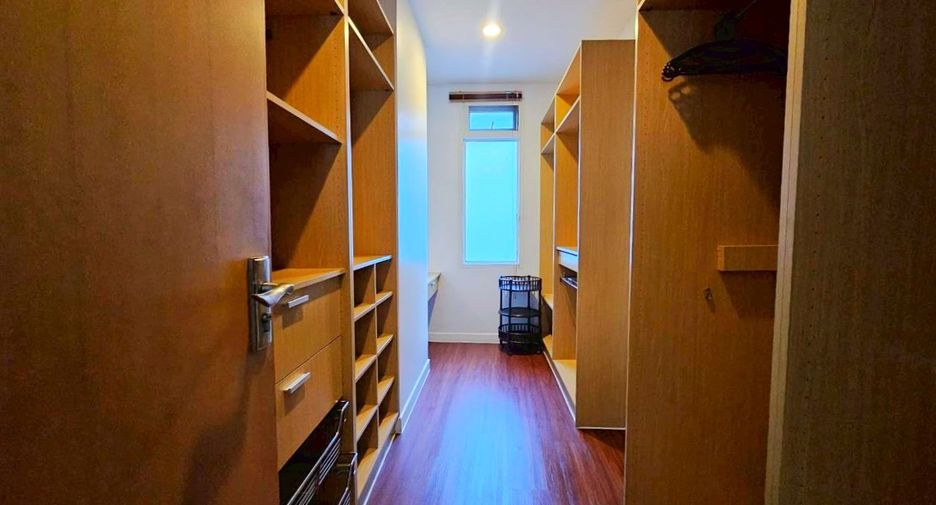 For rent 4 bedrooms condo in Watthana, Bangkok