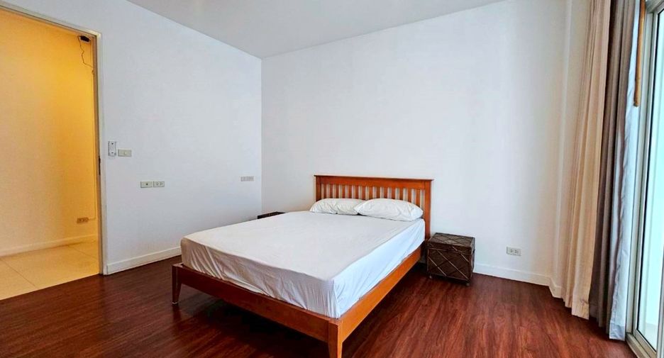 For rent 4 bedrooms condo in Watthana, Bangkok