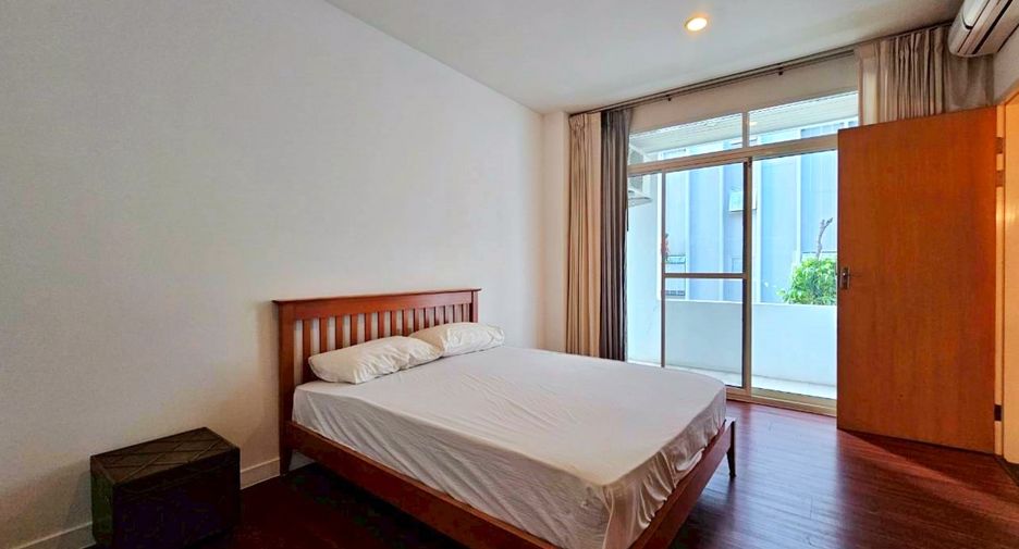 For rent 4 bedrooms condo in Watthana, Bangkok