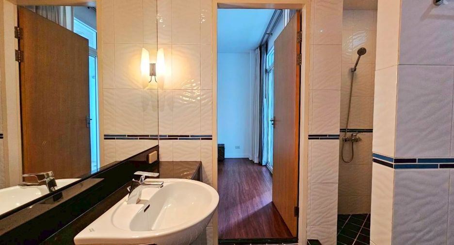 For rent 4 bedrooms condo in Watthana, Bangkok