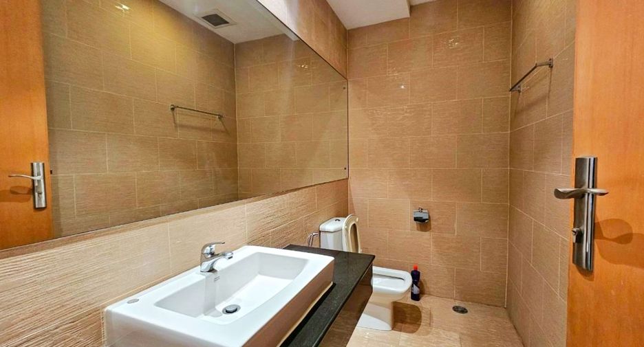 For rent 4 bedrooms condo in Watthana, Bangkok