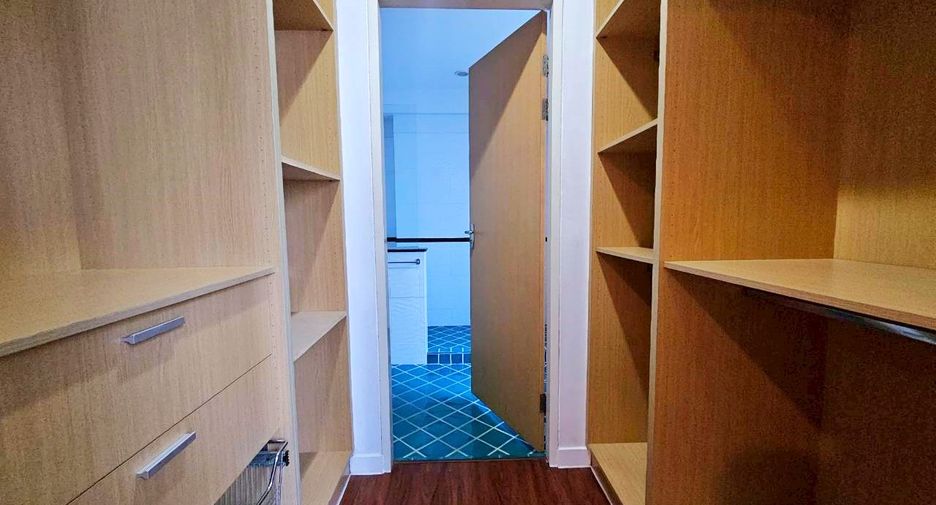 For rent 4 bedrooms condo in Watthana, Bangkok