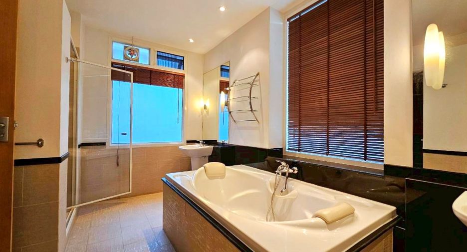 For rent 4 bedrooms condo in Watthana, Bangkok
