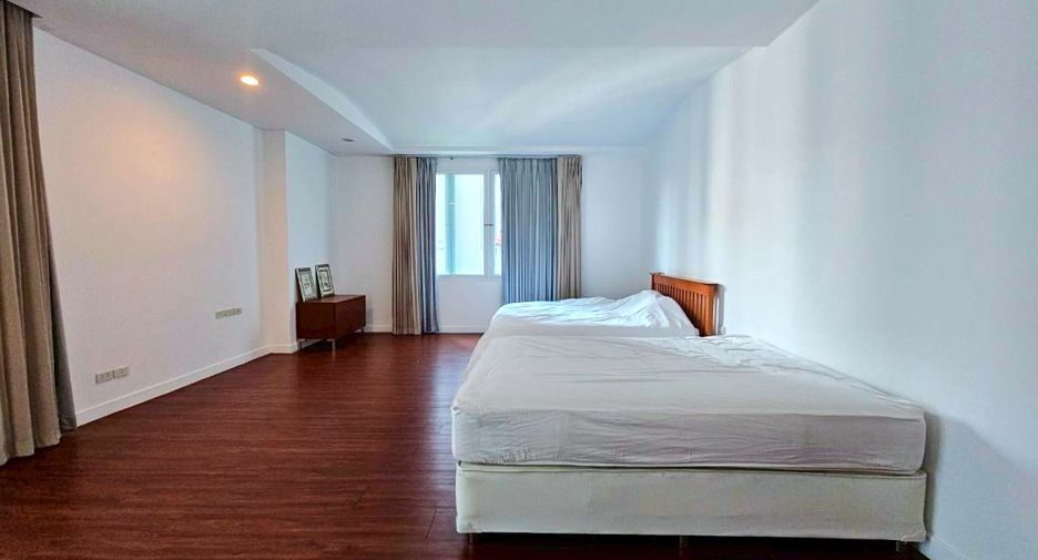 For rent 4 bedrooms condo in Watthana, Bangkok