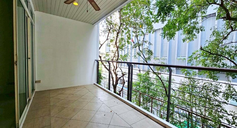 For rent 4 bedrooms condo in Watthana, Bangkok