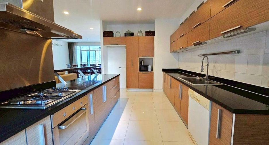 For rent 4 bedrooms condo in Watthana, Bangkok