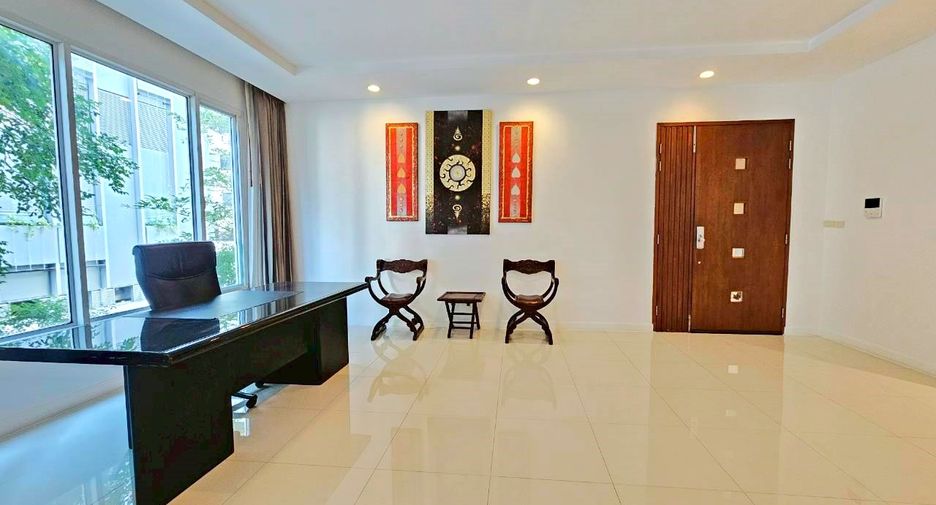 For rent 4 bedrooms condo in Watthana, Bangkok