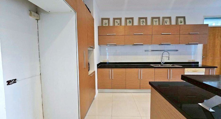 For rent 4 bedrooms condo in Watthana, Bangkok