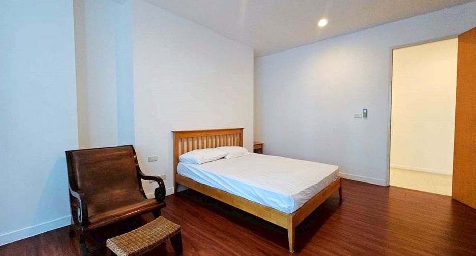 For rent 4 bedrooms condo in Watthana, Bangkok