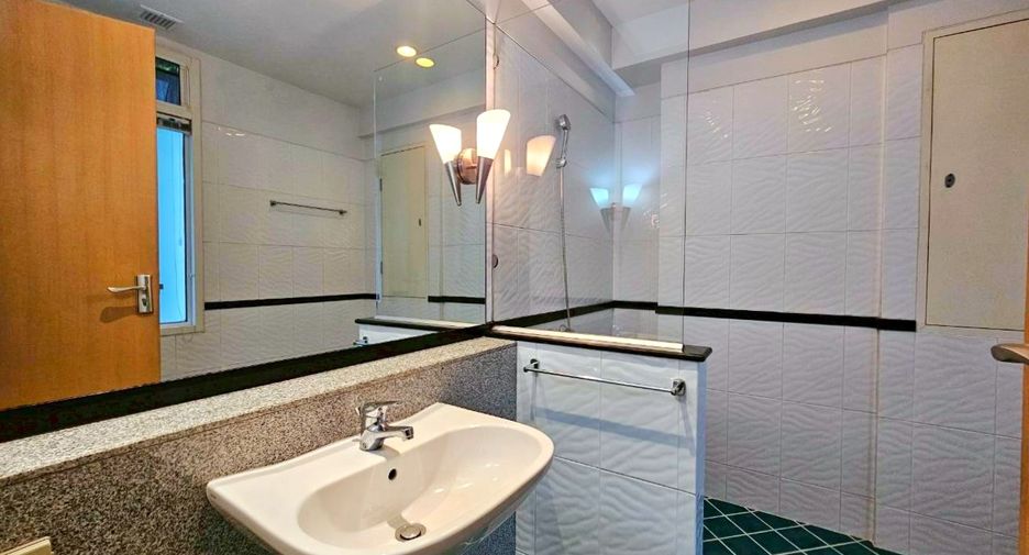 For rent 4 bedrooms condo in Watthana, Bangkok