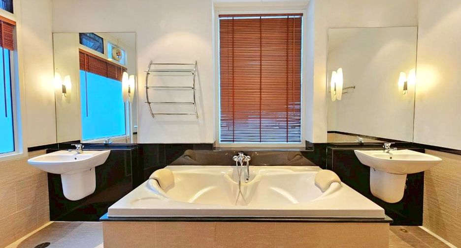 For rent 4 bedrooms condo in Watthana, Bangkok