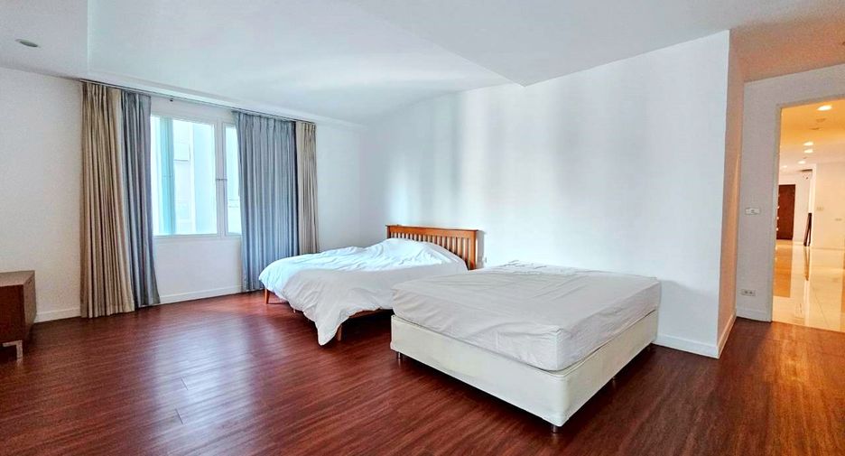 For rent 4 bedrooms condo in Watthana, Bangkok