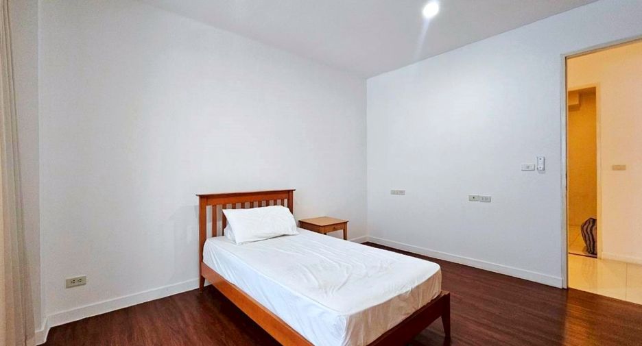 For rent 4 bedrooms condo in Watthana, Bangkok