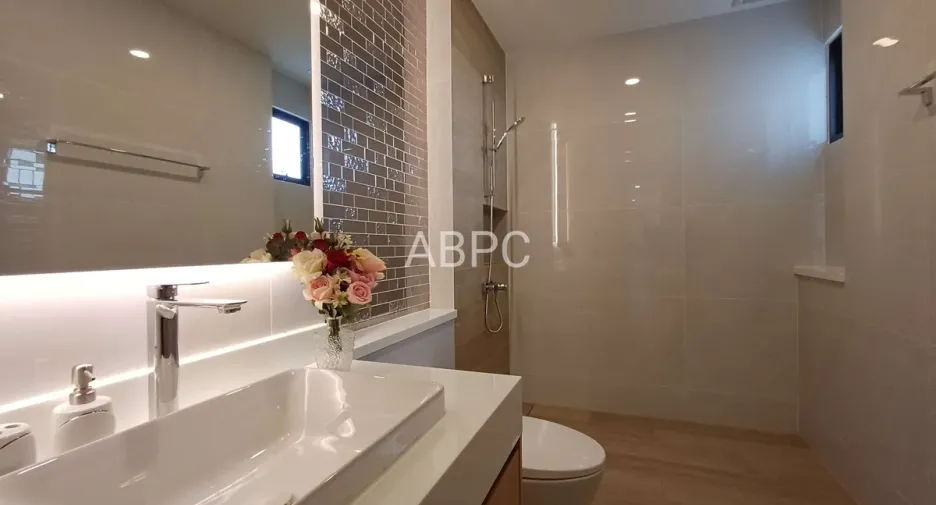 For rent and for sale 4 bedrooms house in Bang Lamung, Chonburi