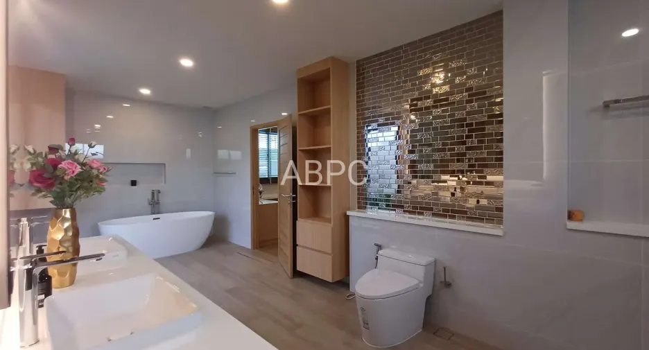 For rent and for sale 4 bedrooms house in Bang Lamung, Chonburi