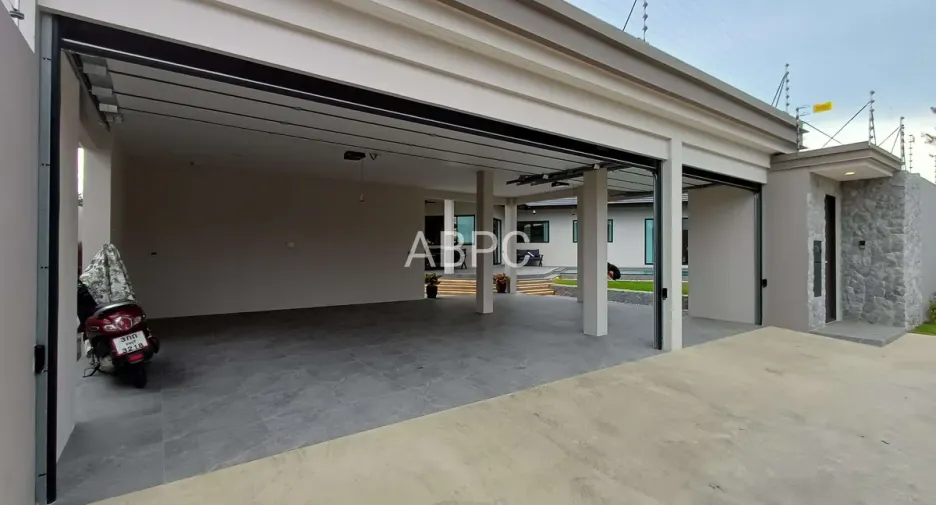 For rent and for sale 4 bedrooms house in Bang Lamung, Chonburi