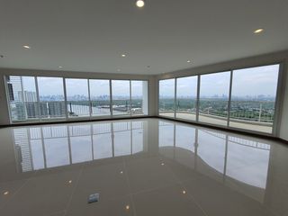 For sale 4 bedrooms condo in Yan Nawa, Bangkok
