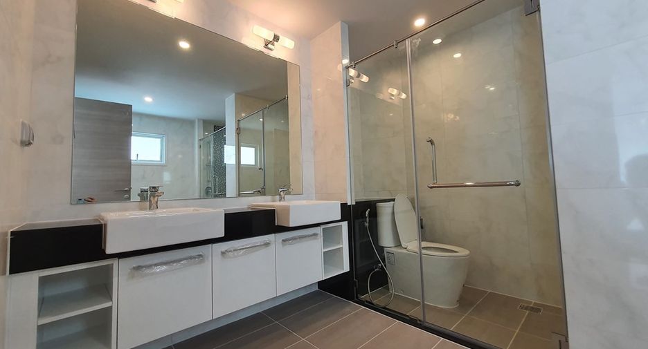 Condo en venta de 4 habitaciones en Yan Nawa, Bangkok