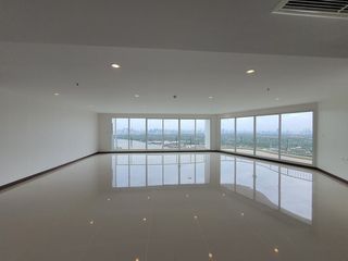 For sale 4 bedrooms condo in Yan Nawa, Bangkok
