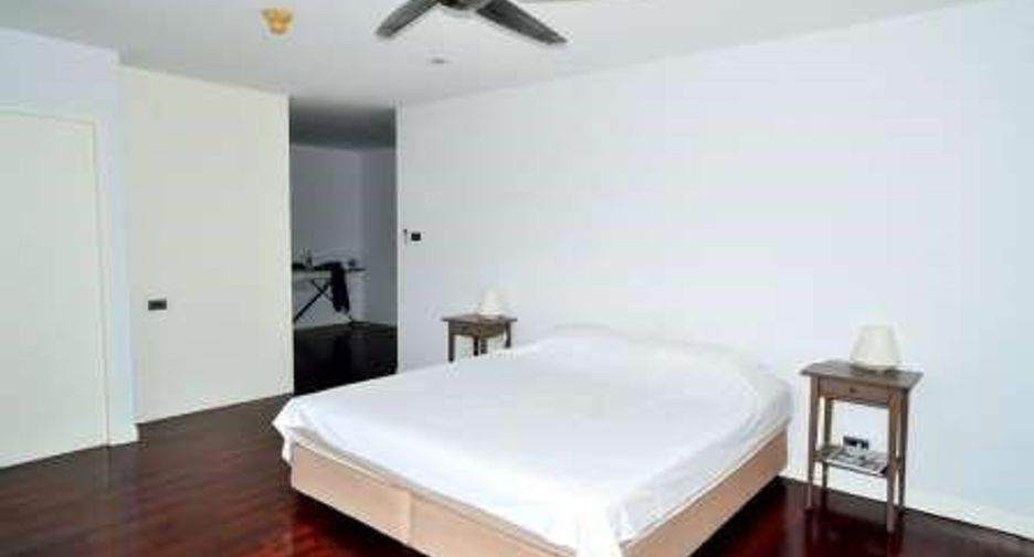 For rent 4 bedrooms condo in Khlong Toei, Bangkok