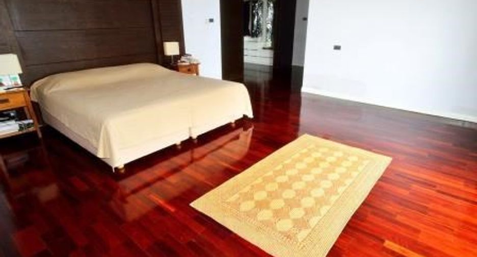 For rent 4 bedrooms condo in Khlong Toei, Bangkok