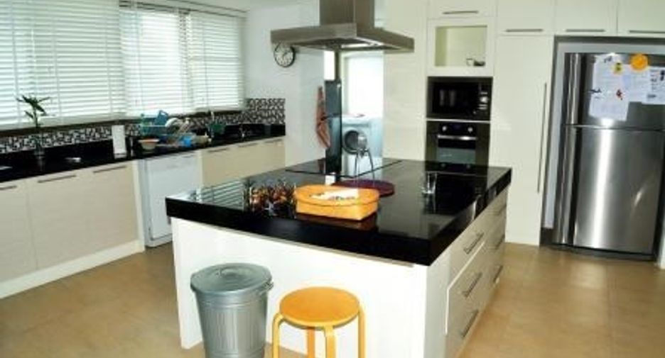 For rent 4 bedrooms condo in Khlong Toei, Bangkok