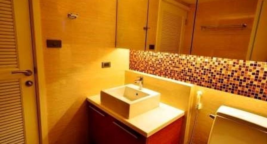 For rent 4 bedrooms condo in Khlong Toei, Bangkok